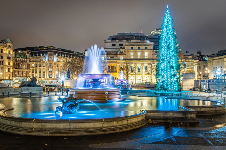 Christmas Eve Tour in London: Dinner & Midnight Mass