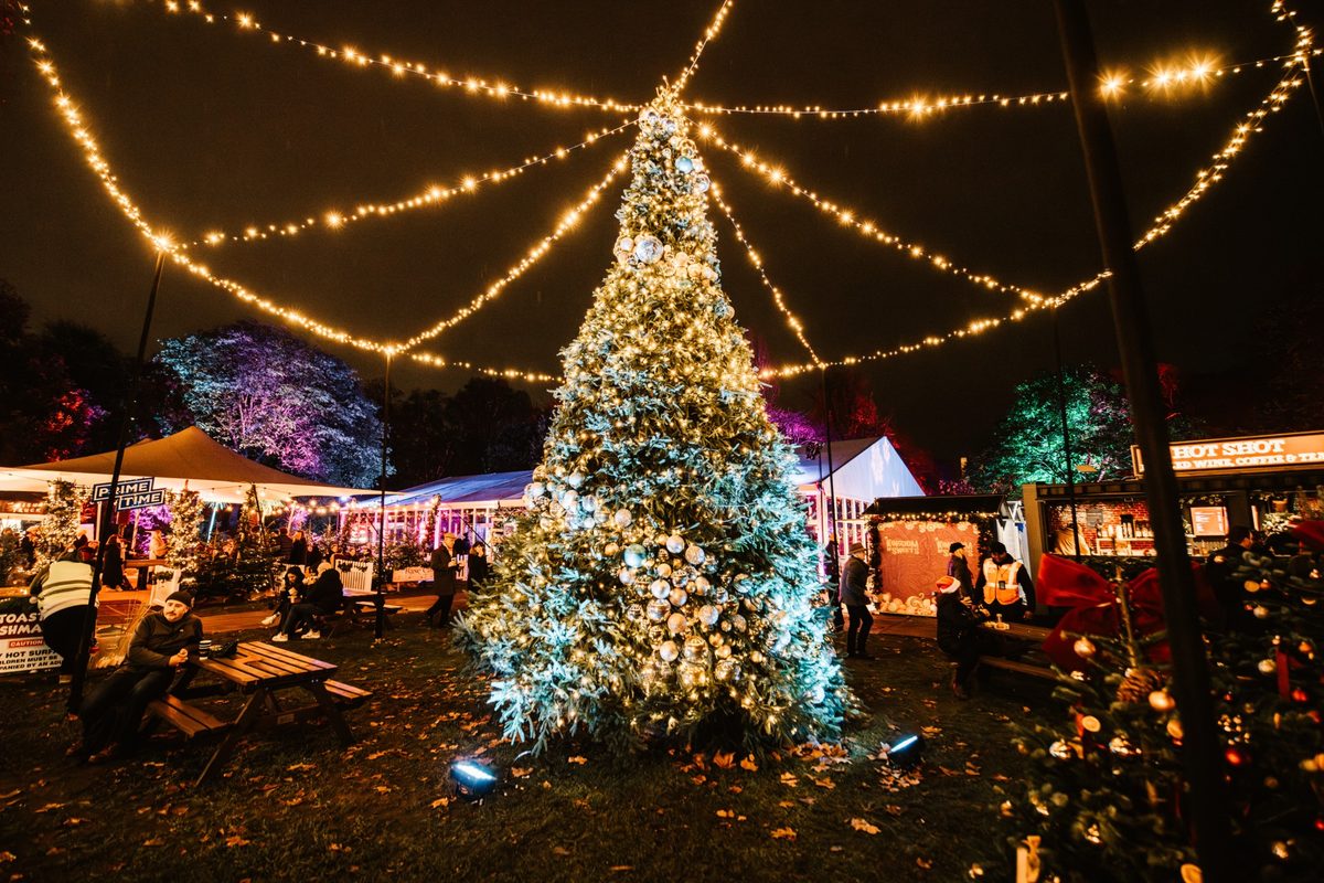 Sapin illuminé et chalets du village d'hiver au Royal Hospital Chelsea, à Londres