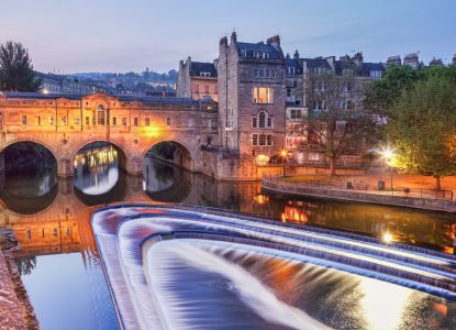 Pulteney Bridge et le barrage sur l'Avon à Bath, pendant la visite guidée à pied