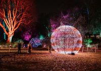 Le Chelsea Winter Village illuminé la nuit