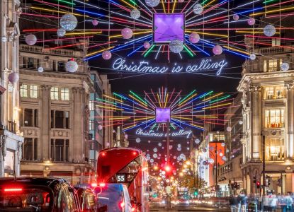 Trafalgar Square con las luces de Navidad la noche del 24