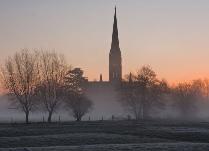 La flèche de la cathédrale de Salisbury au-dessus de la brume d'hiver, à l'aube