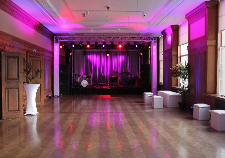 Événement exclusif aux Riverside Rooms avec canapés