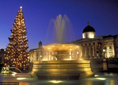 Lumières de Noël vues depuis la fenêtre de l’autocar