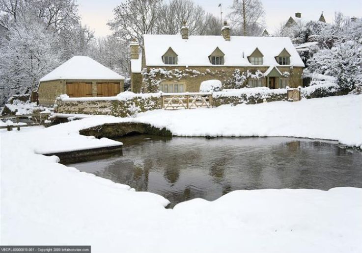 Festive scenery during the Day Trip to Oxford, Stratford-upon-Avon & Warwick Castle on Boxing Day