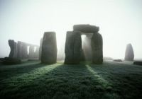 Stonehenge dans la brume du matin : le 25 décembre, l'excursion passe devant en autocar