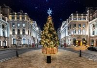 Un sapin de Noël dans le centre de Londres, la nuit