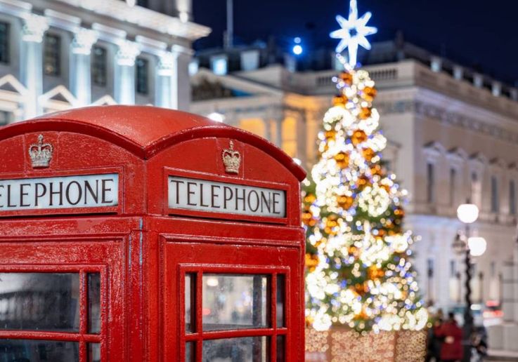 Illuminations de fête dans une rue de Londres