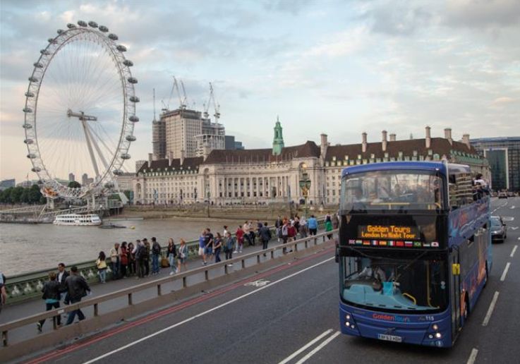 Participants pendant Tour en bus à arrêts multiples le jour de Noël avec déjeuner en option à Londres
