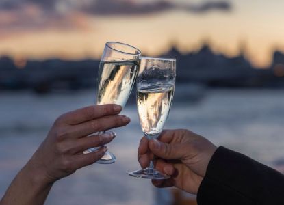 Invités célébrant le Nouvel An lors du dîner-croisière sur la Tamise