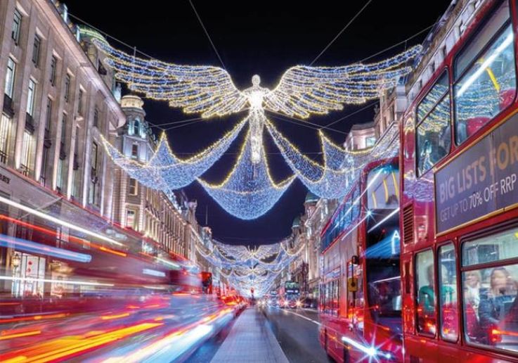 Guests taking part in the Christmas Eve in London: Dinner & Midnight Mass Experience in London