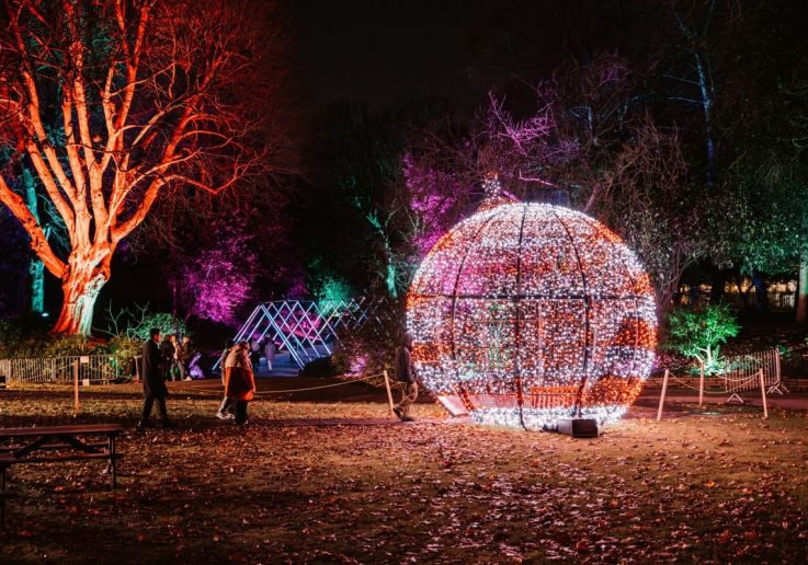 Le Chelsea Winter Village illuminé la nuit