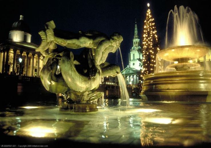 Sightseeing during the Christmas Eve in London: Dinner & Midnight Mass Experience in London
