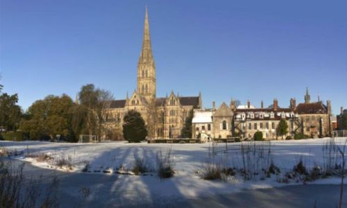La catedral de Salisbury y su aguja bajo la nieve, donde se asiste a la eucaristía de Navidad