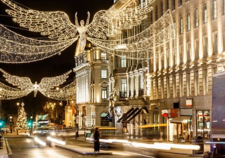 Participants pendant Balade Chantante de Noël avec Dégustations Festives à Londres