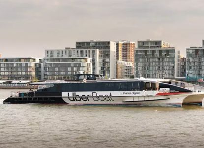 Le Cyclone Clipper sur la Tamise le soir du Nouvel An à Londres