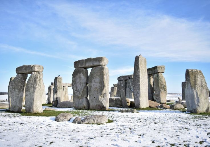 Stonehenge sous la neige dans la plaine de Salisbury, vu depuis la route le jour de Noël