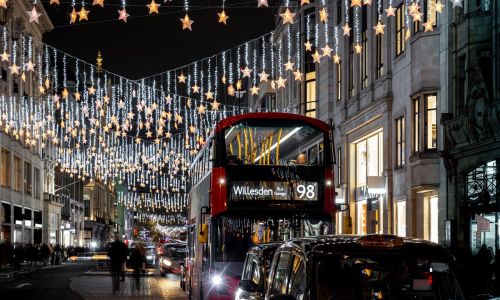 Les anges de Regent Street vus pendant la balade des lumières de Noël