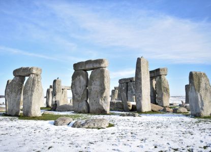 Stonehenge sous la neige dans la plaine de Salisbury, vu depuis la route le jour de Noël