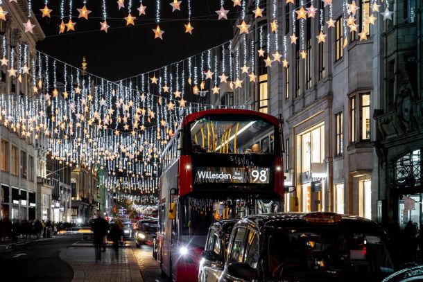 Les anges de Regent Street vus pendant la balade des lumières de Noël