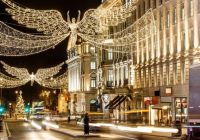 Participants pendant Balade Chantante de Noël avec Dégustations Festives à Londres