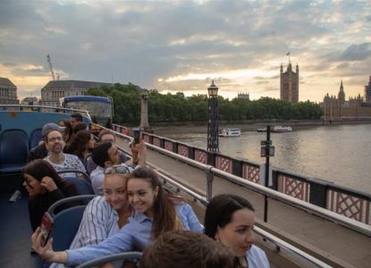 Christmas Day Hop-on Hop-off Bus Tour with Optional Lunch in London
