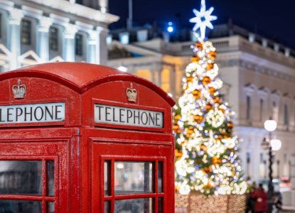 Illuminations de fête dans une rue de Londres