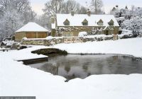 Festive scenery during the Day Trip to Oxford, Stratford-upon-Avon & Warwick Castle on Boxing Day