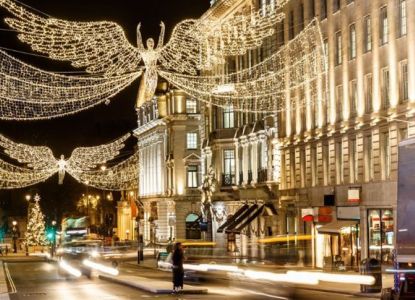 Participants pendant Balade Chantante de Noël avec Dégustations Festives à Londres