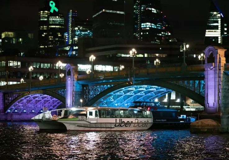 Le Tornado Clipper sur la Tamise le soir du Nouvel An à Londres