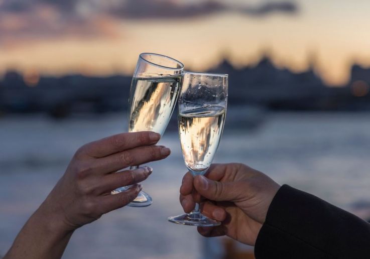 Invités célébrant le Nouvel An lors du dîner-croisière sur la Tamise