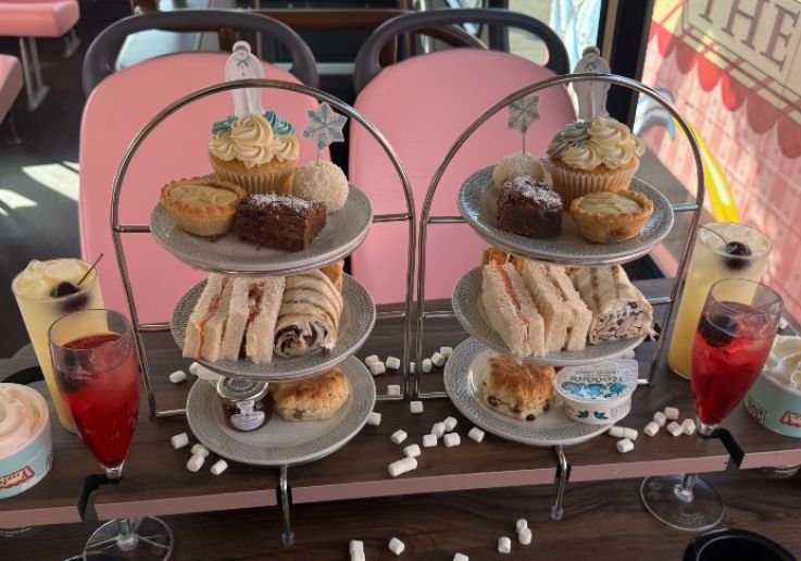 Merienda navideña servida en la mesa a bordo