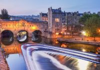 Pulteney Bridge et le barrage sur l'Avon à Bath, pendant la visite guidée à pied