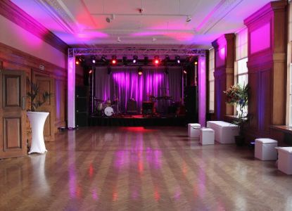 Événement exclusif aux Riverside Rooms avec canapés