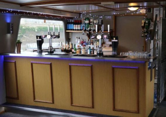 Bar with unlimited drinks on NYE cruise